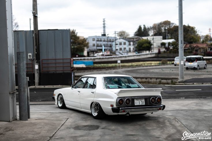 Nissan Skyline hátulról utcán
