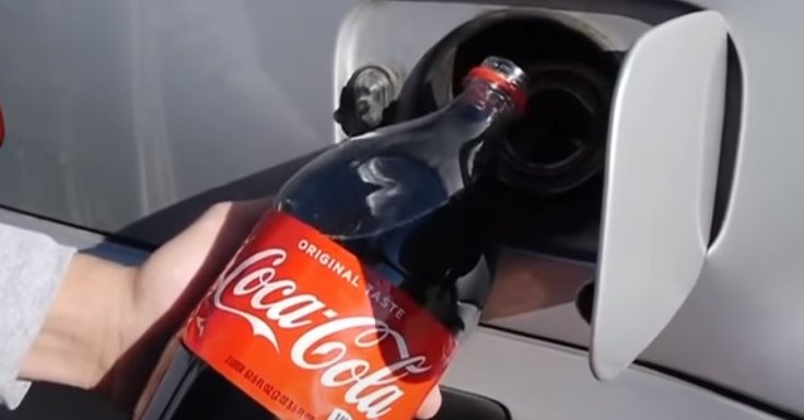 Coca-cola töltés a tankba