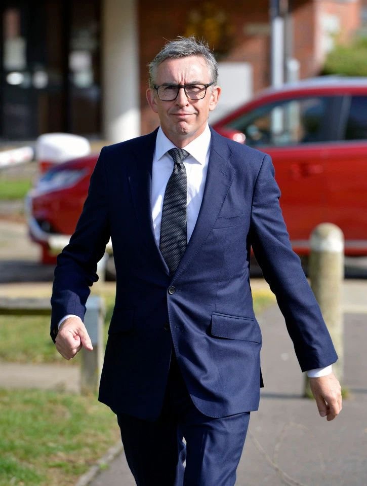 Steve Coogan öltönyben