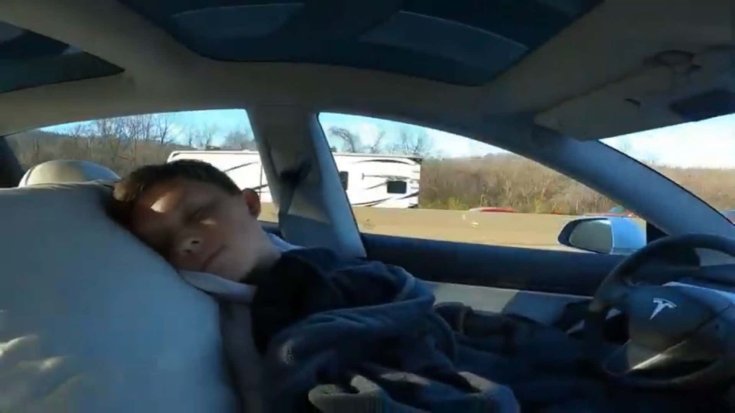 Johnathon Cook szunyókál egy Tesla Model 3-as volánjánál