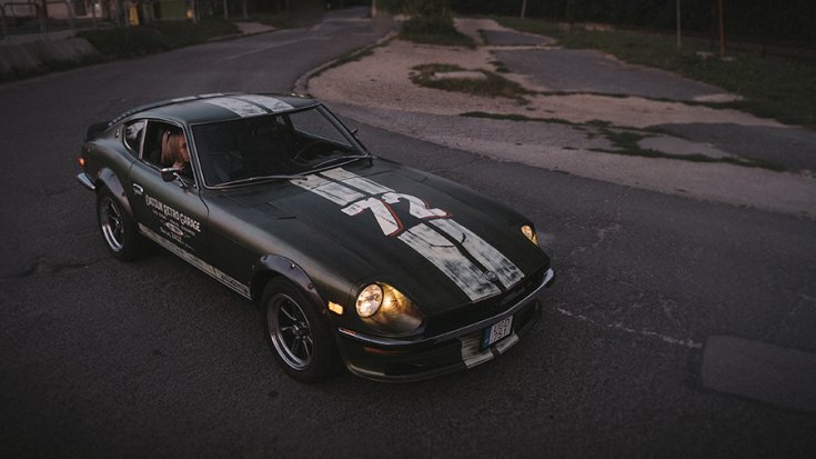 1972 Datsun S30 szemből oldalról, naplementében