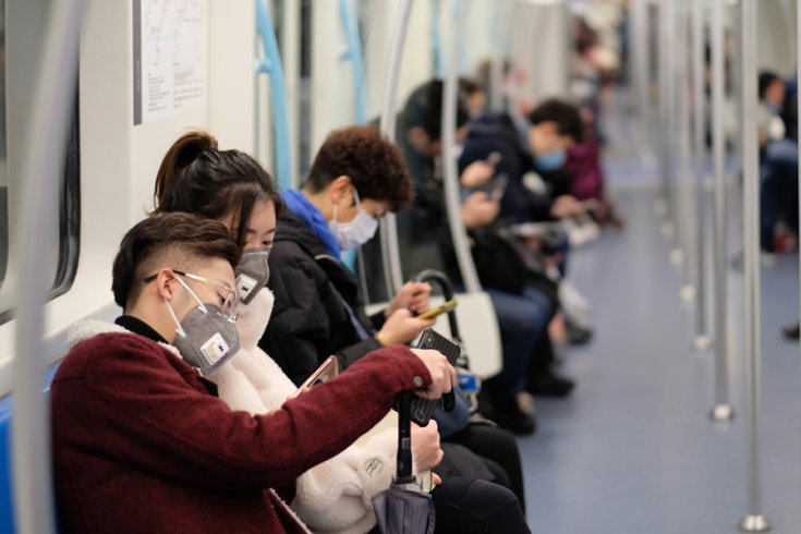 Maszkkal védekező utasok a metrón