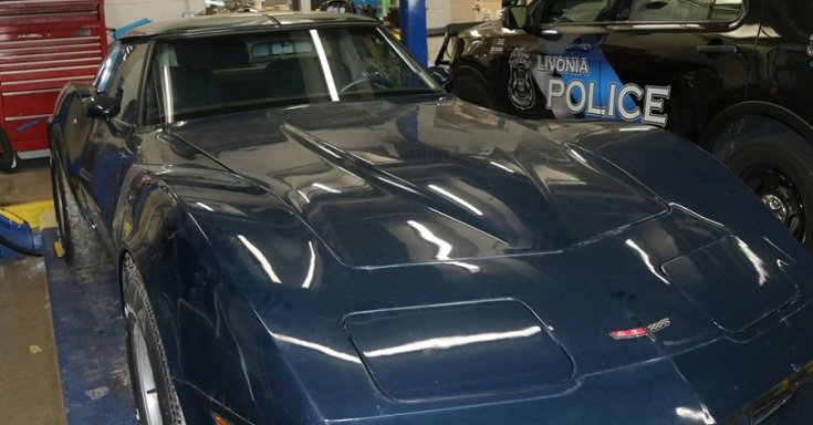 Elhagyatott Corvette mellett áll egy rendőrségi autó