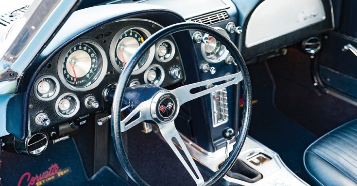 1963 Chevrolet Corvette C2 Sting Ray, kék, műszerfal, fekete, oldalról, balról, RM Sotheby’s