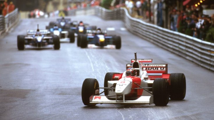 Coulthard Michael Schumacher kölcsönsisakjában rója a köröket Monacóban