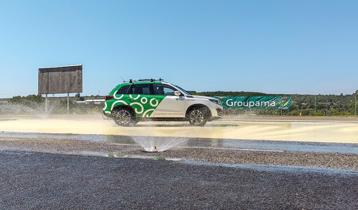Novák Katalin egy Suzuki Vitarában a Groupama vezetéstechnikai pályán