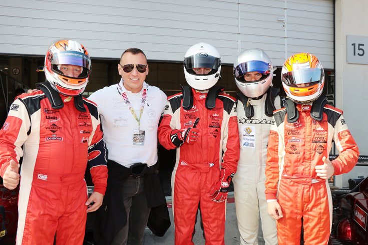 A Gender Racing Team pilótái és a csapatfőnök