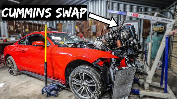 Cummins motor beszerelése egy Ford Mustang GT500-as modellbe, oldalról