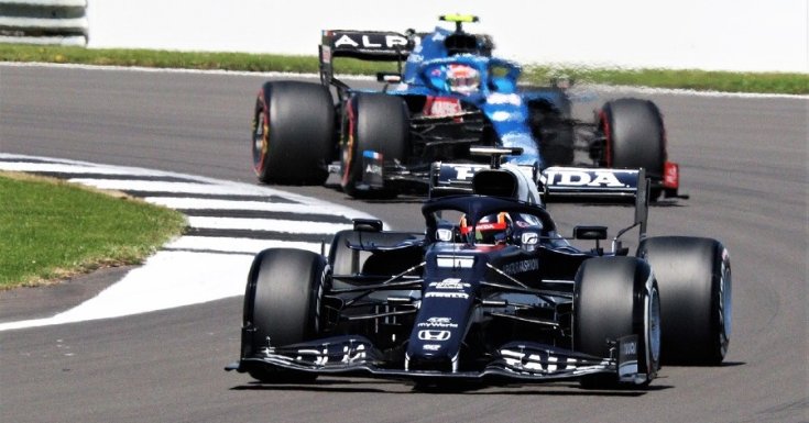 Cunoda Juki nyomja a gázt az Alpha Tauri F1-es versenyautójában
