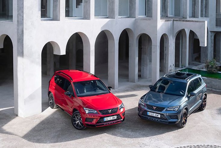 A városban két Cupra Ateca egymás mellett, menet közben