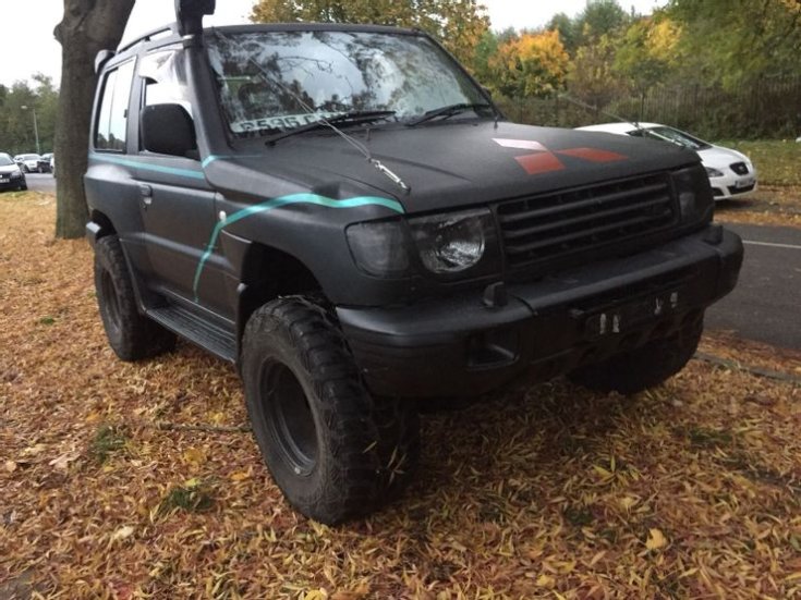 Mattfekete Mitsubishi Pajero