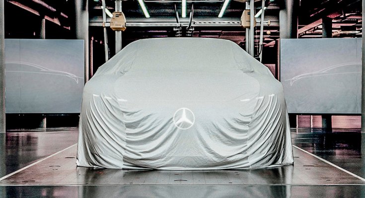 A Mercedes-Benz EQS luxusszedánja elölről a lepel alatt