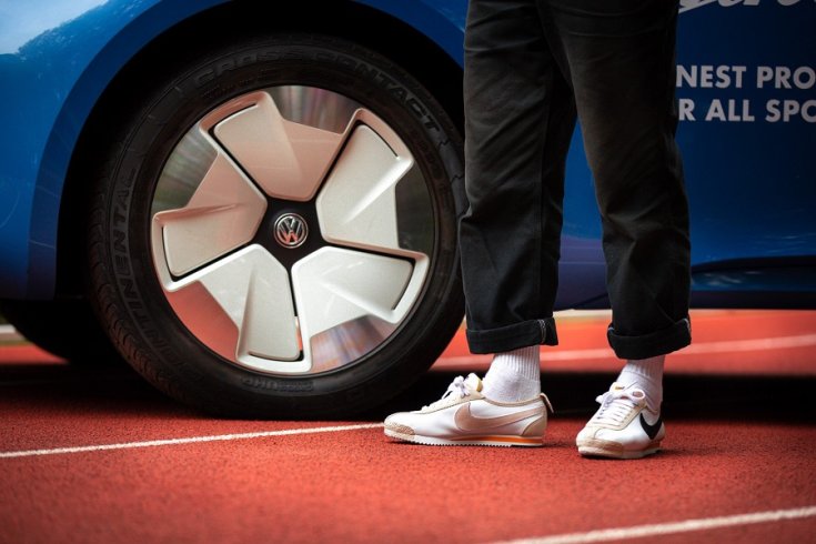 Volkswagen I.D. Buzz Cargo és Nike Cortez