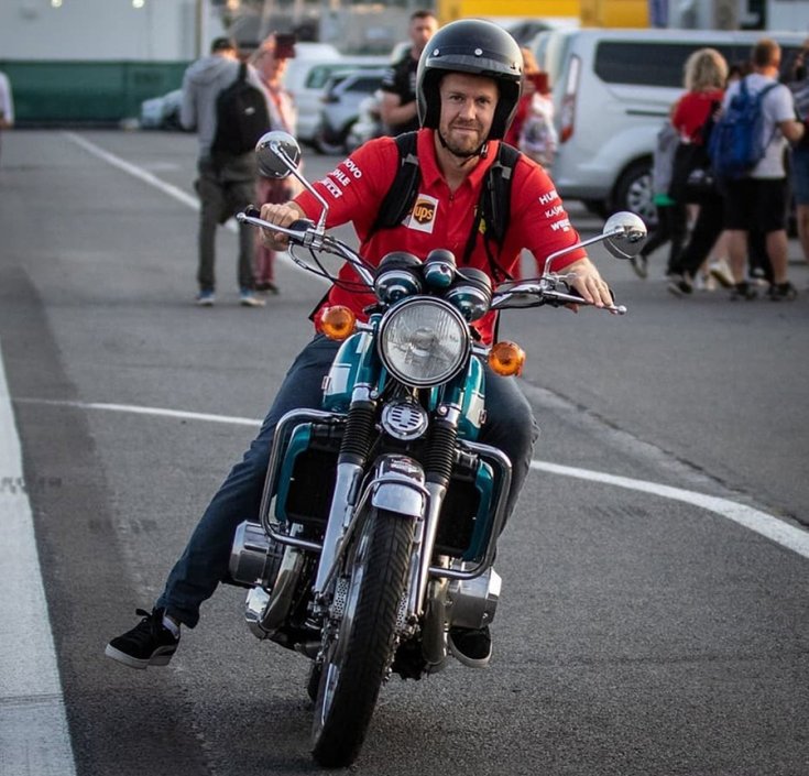 Sebastian Vettel motorozás közben