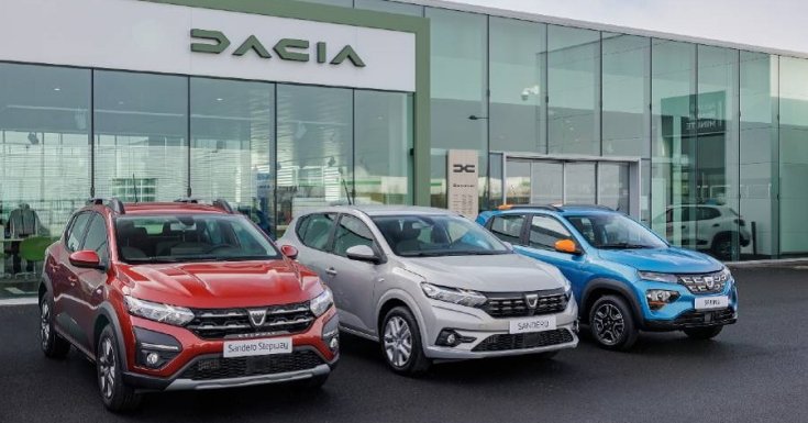 Dacia kereskedés előtt parkoló Dacia modellek