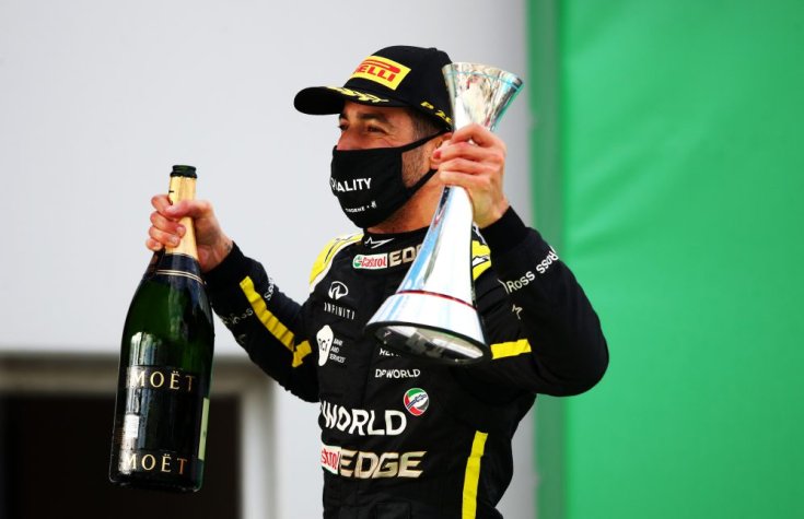 Daniel Ricciardo az Eifel Nagydíj dobogóján oldalról