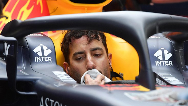 Daniel Ricciardo szemből fotózva a Red Bullban ülve