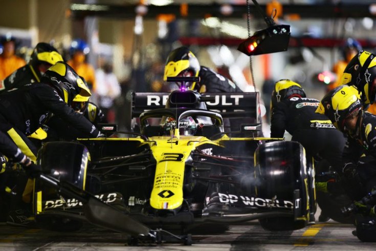 Daniel Ricciardo kerékcserén a Renault csapatával
