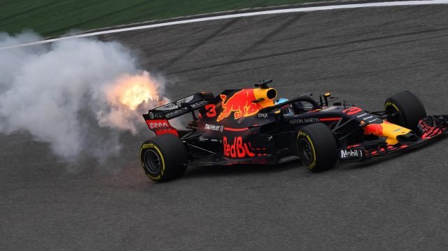Daniel Ricciardo elfüstöl a Red Bull autójával