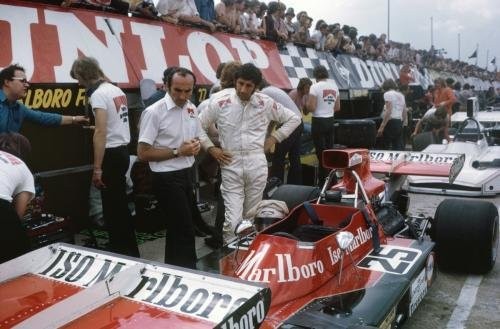 F1-es pilóta autója mellett