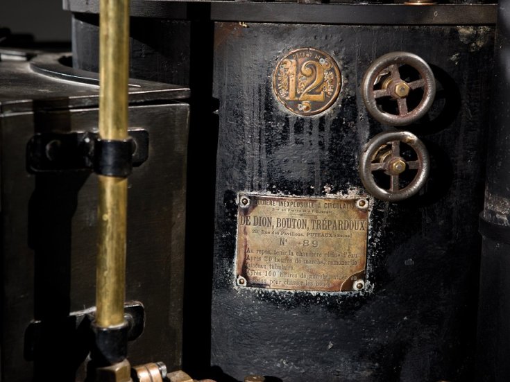RM Sotheby’s 1884 Dion Bouton Trepardoux Dos-A-Dos gőzautó, kazán, oldalnézet, jobbról