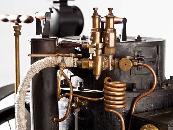 RM Sotheby’s 1884 Dion Bouton Trepardoux Dos-A-Dos gőzautó, motor, oldalnézet, elölről