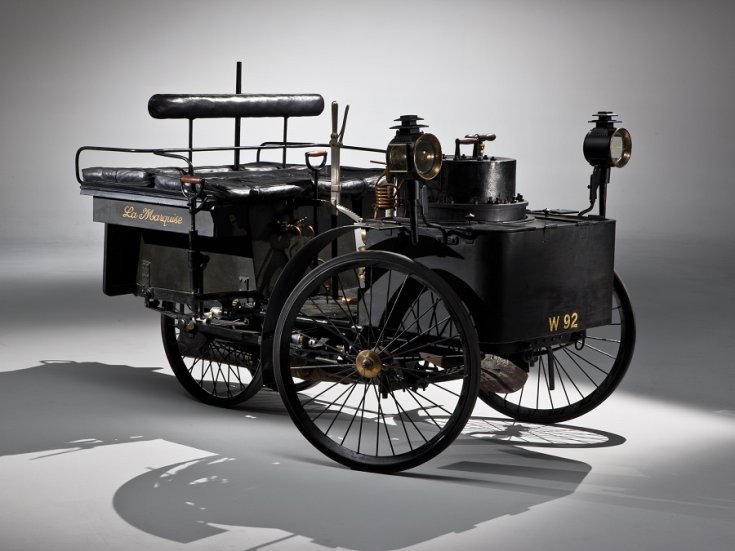 1884 De Dion Bouton La Marquise, fekete gőzautó, elölnézet, oldalnézet, jobbról