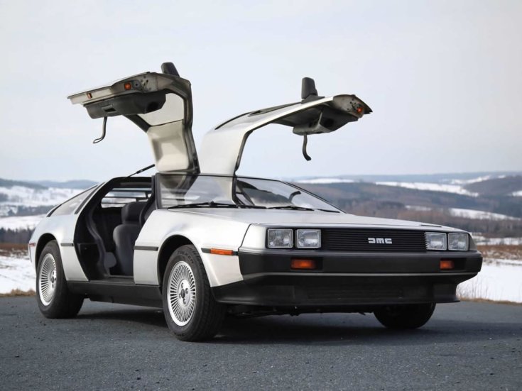 DeLorean DMC-12, felnyitott ajtókkal, havas tájon
