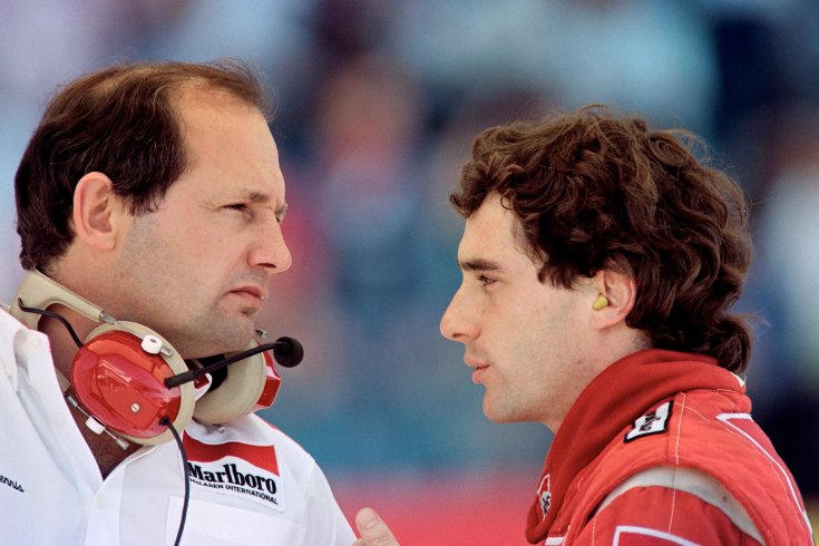 Ron Dennis és Ayrton Senna eszmecserét folytat
