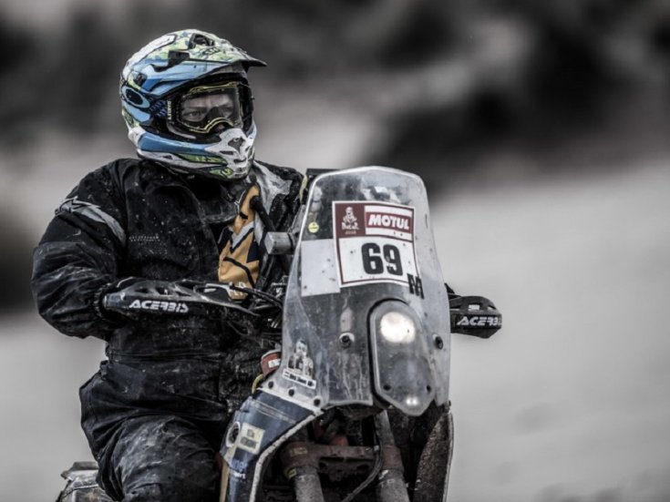 Dési János sárosan a motorján