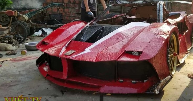 Papírkartonból készített Ferrari