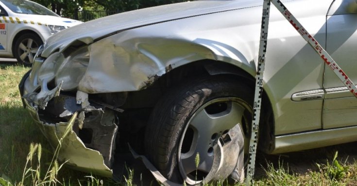fotó egy összetört, ezüst színű Mercedes CLK cabrio autó elejéről