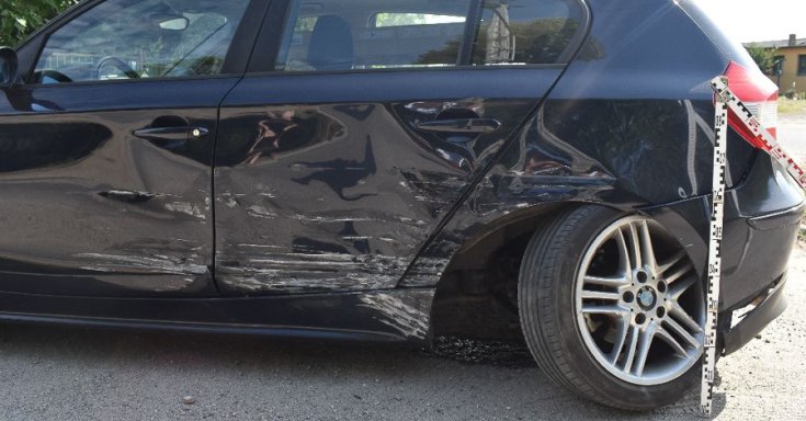 fotó egy fekete sérült BMW 1 autó kiszakadt futóművéről