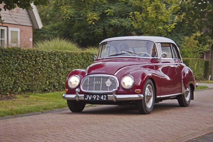 DKW 100, meggyvörös kupé, elölnézet, oldalnézet, jobbra döntve
