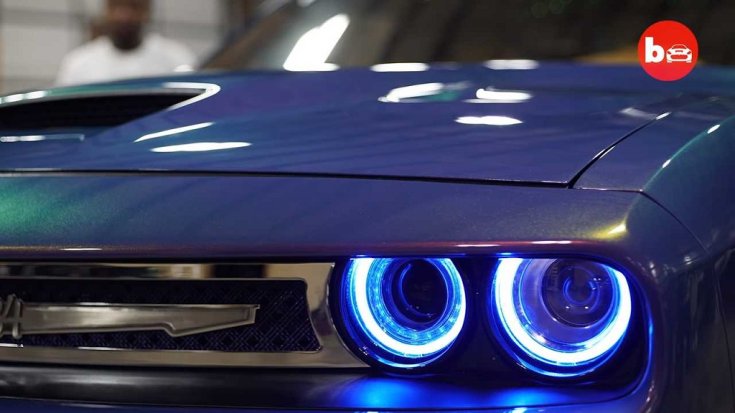 Dodge challenger színváltós első fényszórója