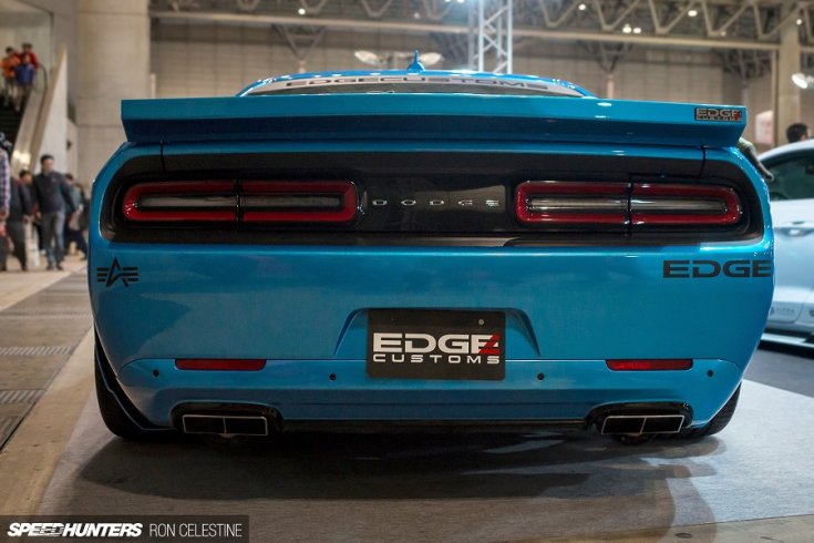 Dodge Challenger SRT hátulról