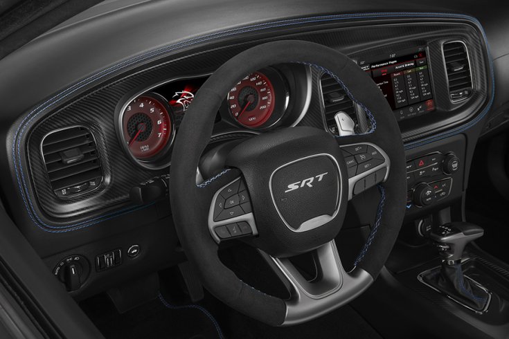 A Dodge Charger Daytona 50th Anniversary kormánya