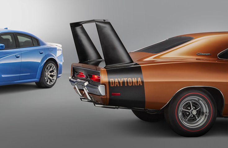 A régi és az új Dodge Charger Daytona hátulja