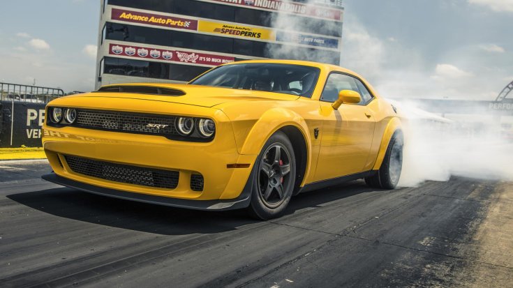 sárga Dodge Demon