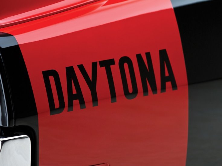 1969 Dodge Charger Daytona, Daytona, felirat, fekete szöveg, vörös háttér, autó jobb oldala