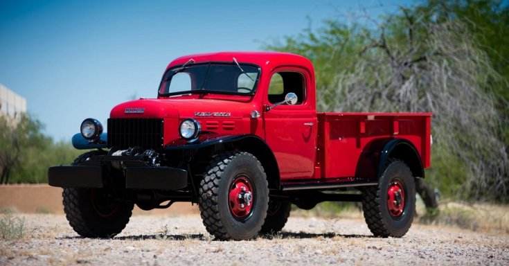 1947 Dodge Power Wagon, terepjáró pick up platós, vörös, oldalnézet, jobbról