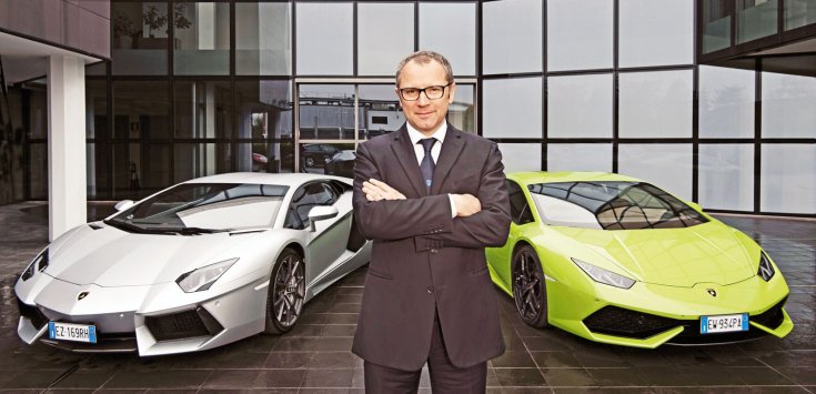 Stefano Domenicali egy Lamborghini Aventador és egy Huracan előtt