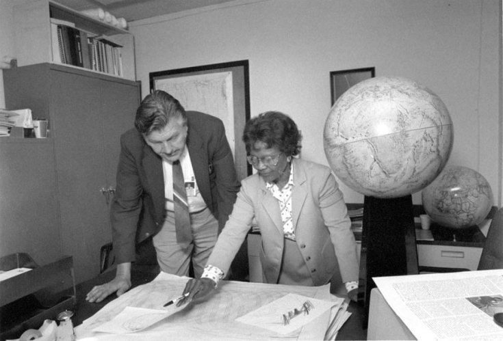 Dr. Gladys West a GPS fejlesztése közben