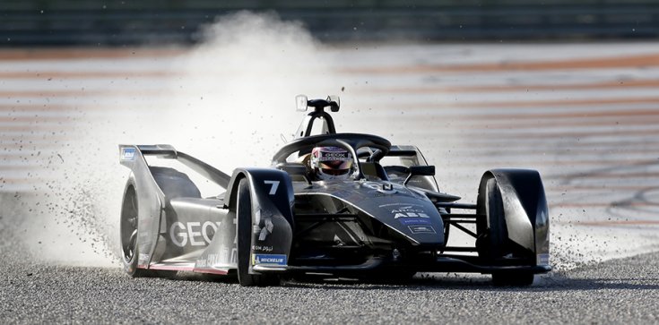 Második generációs Formula-e autó a kavicson keresztben