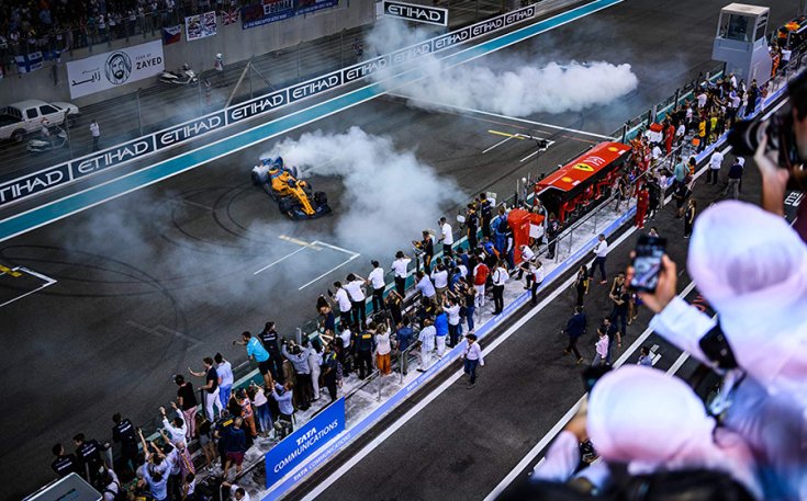 Alonso a célegyenesben fánkozik, felülnézetből