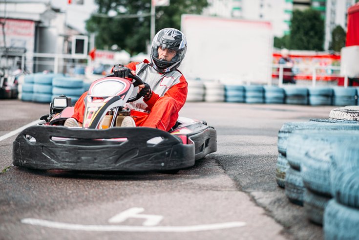 Bérgokart szemből fotózva egy kanyarban