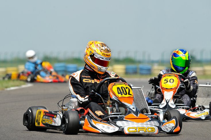 CRG gokart verseny résztvevői szemből fotózva