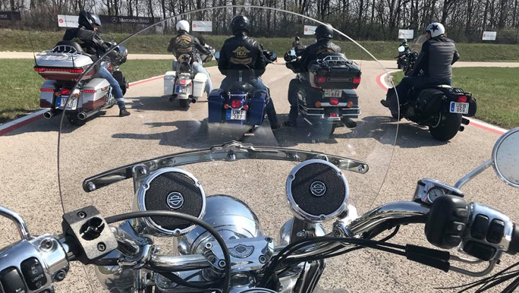 motorok sorakoznak a tréningen a drivingcamp tanpályáján