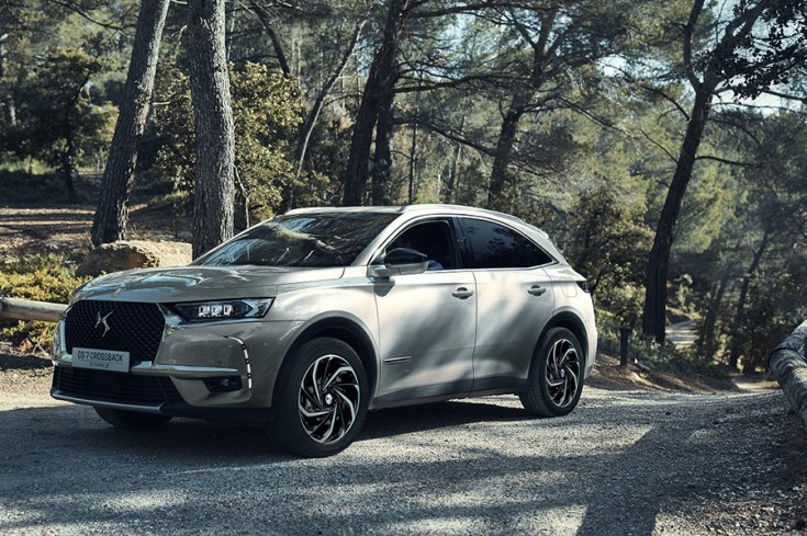 DS 7 Crossback E-Tense 4x4 oldalról.