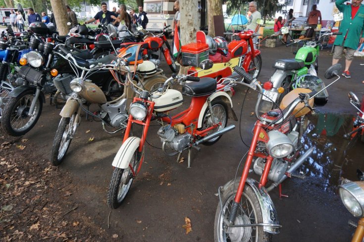 7. Szocijármű Kiállítás és Nosztalgia Találkozó Szolnok motorok